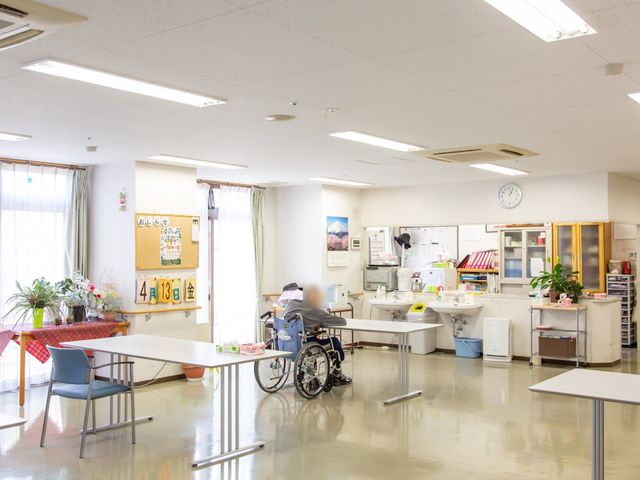 車椅子の方の多目的室 多目的室 広々とした明るい共有スペースです。手すりや車椅子の方も利用しやすい設計になっており、快適に過ごせる環境です。