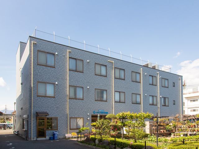 清潔感のある建物外観 外観  日差しの中、緑あふれる庭が印象的な建物です。訪れる方々へのやすらぎの空間を提供しています。