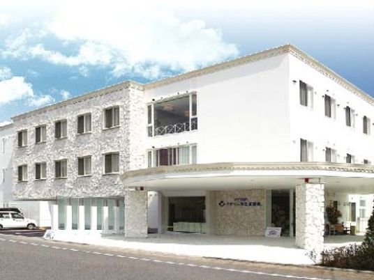 白く清潔感のある建物外観