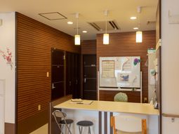 明るい雰囲気の受付カウンター