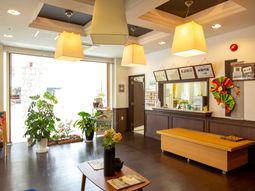 受付と植物のある明るいロビー