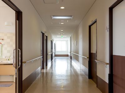 手摺り付きの明るい廊下