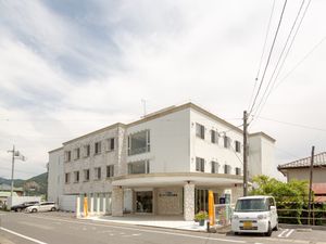 白い建物の外観