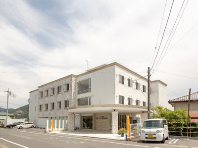 白い建物の外観