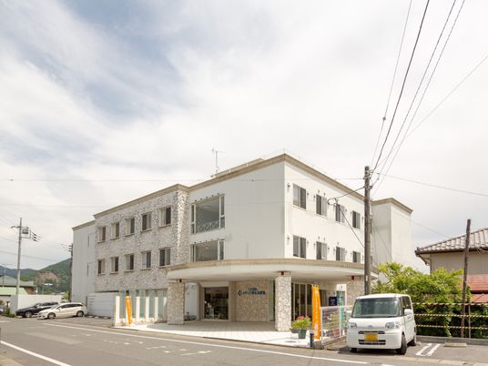 白い建物の外観