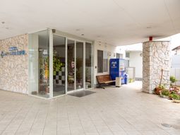 エントランスの明るい空間