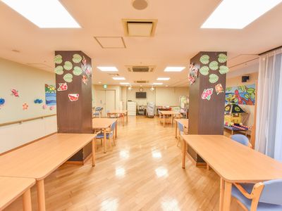 広々とした明るい食堂