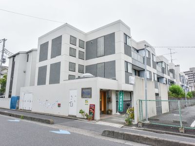 モダンな建物の外観