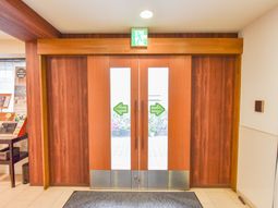 暖かみのある木目のエントランス