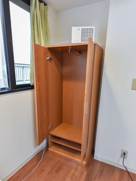 開いた木製クローゼット