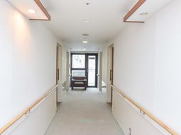明るい廊下と安全手すり