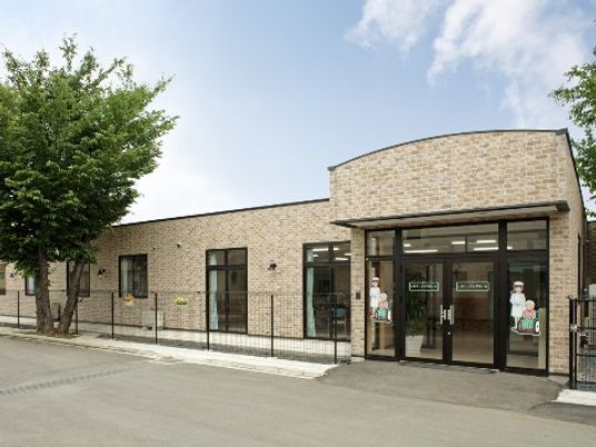 明るいエントランス外観