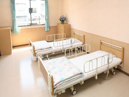 清潔な居室のベッド