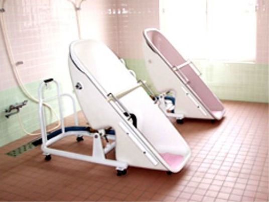 バリアフリー設計の浴室