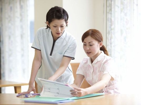 スタッフが資料確認をする様子