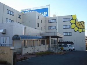 明るい日差しの外観