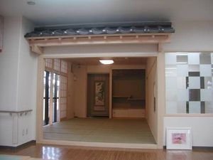 和風の明るい居室入口