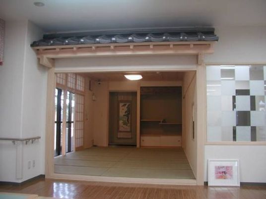 和風の明るい居室入口