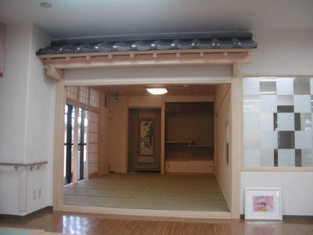 和風の明るい居室入口