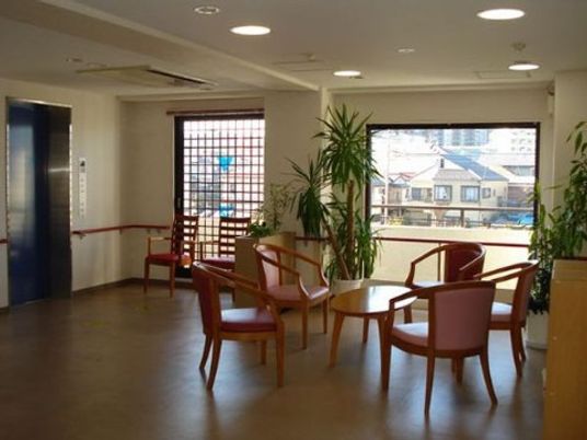 待合室の椅子と窓