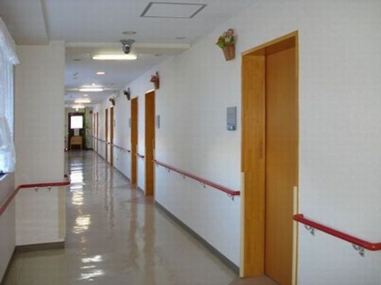 手すり付き清潔な廊下