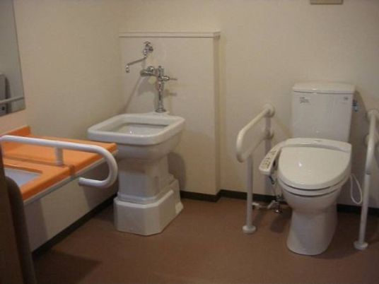 バリアフリーのトイレ設備