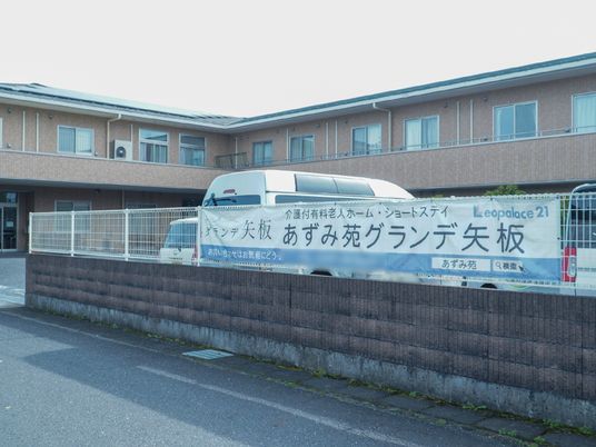 広々とした建物外観