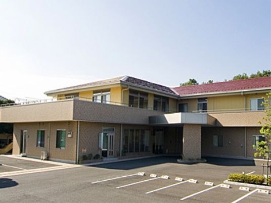 広々とした明るい建物外観
