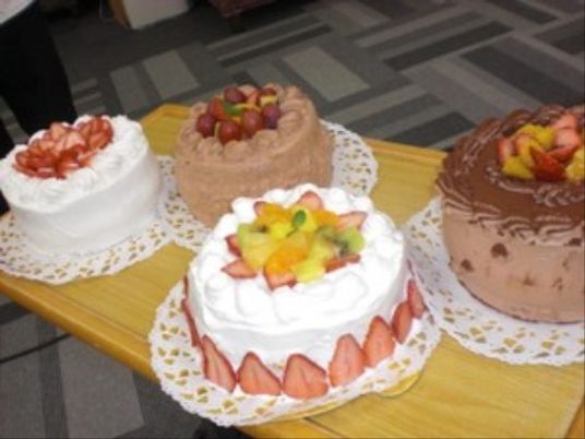 手作りケーキ四種類並ぶ
