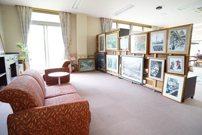 アートが飾られたリビング
