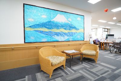 富士山の壁画と椅子のある空間