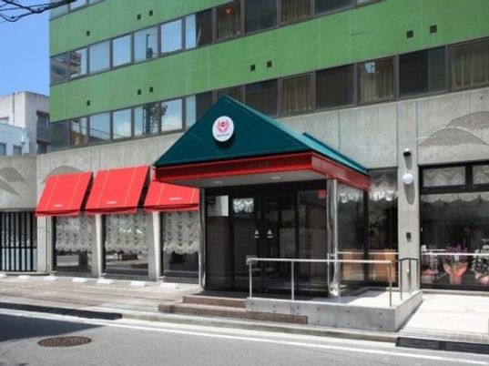 赤いテントの建物エントランス