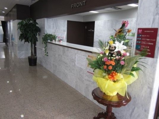 フロントに花束と案内板