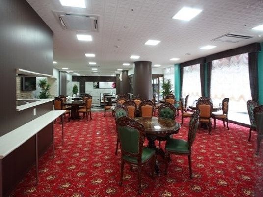 赤い絨毯の食堂