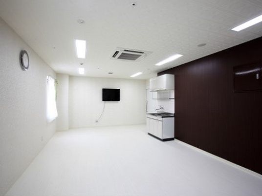 白壁のシンプルなダイニング