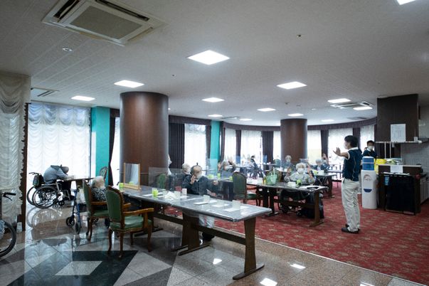 広々とした共用ダイニング