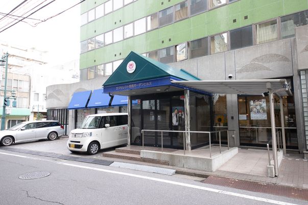 施設のエントランス外観