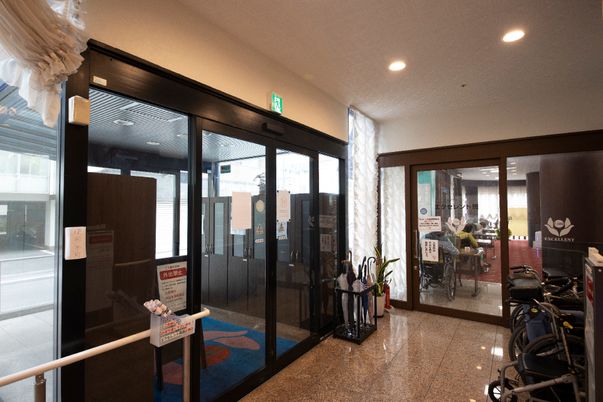 エントランスと中庭の景色