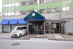 エントランス前の建物外観