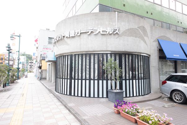 曲線的ファサードの建物