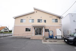 明るい施設の外観