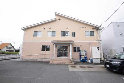 明るい施設の外観