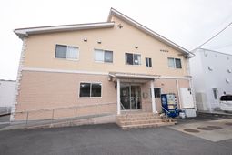 シンプルな外観の建物