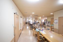 廊下に面する食堂の様子