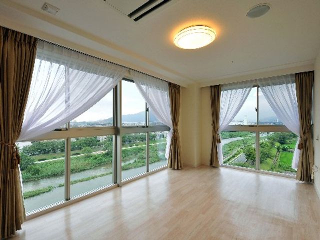 明るいリビング空間 景色 眺望が広がるゆったりとしたリビングです。自然光がたっぷり差し込む快適な空間で、皆様の憩いの場となることでしょう。
