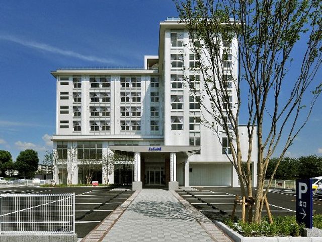 モダンな建物のエントランス 外観 ゆったりとしたエントランスは天井も高く、明るい印象です。来訪者を暖かく迎える設計となっております。