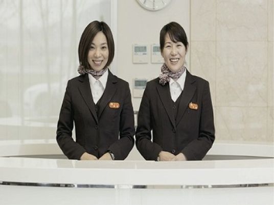 笑顔のスタッフとカウンター