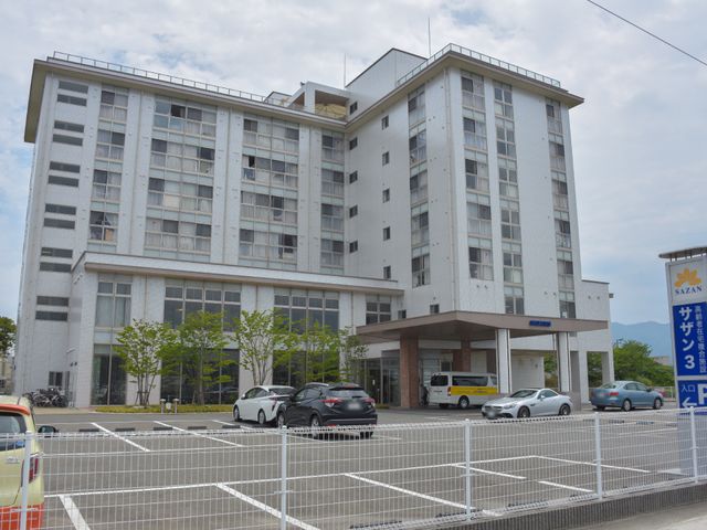多階建て施設の外観 外観 ゆったりとしたエントランスが印象的な多階建ての建物です。青空と緑の木々が周囲の雰囲気を和らげています。