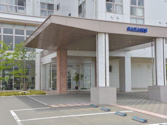 モダンな建物のエントランス