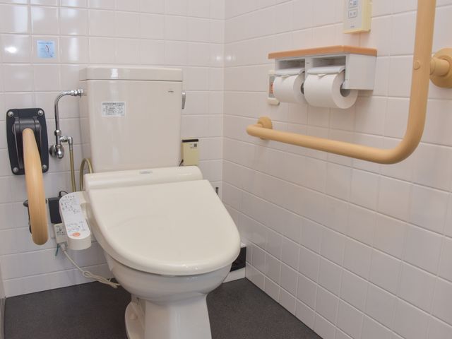 手すり付き清潔なトイレ トイレ 手すりが整備された快適なトイレスペースです。安全に配慮された設計で、日々の快適さをサポートいたします。